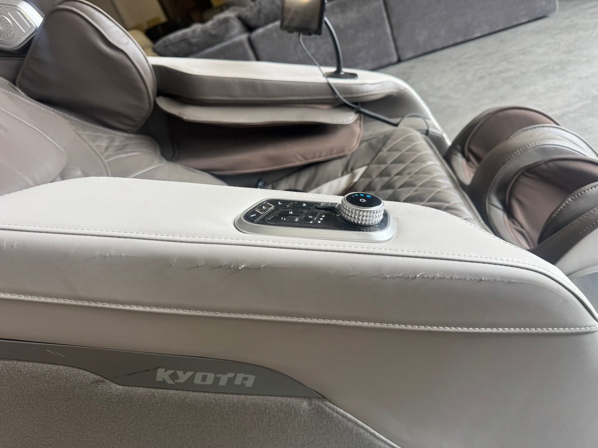 Kyota Kiyomi M698 4D Zero Gravity Massage Chair