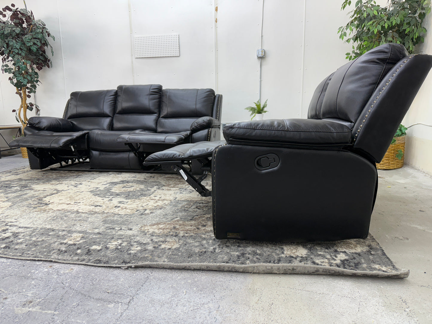 Reclining Sofa Set – Gorgeous LIKE NEW Abbyson Black Leather Couch & Loveseat