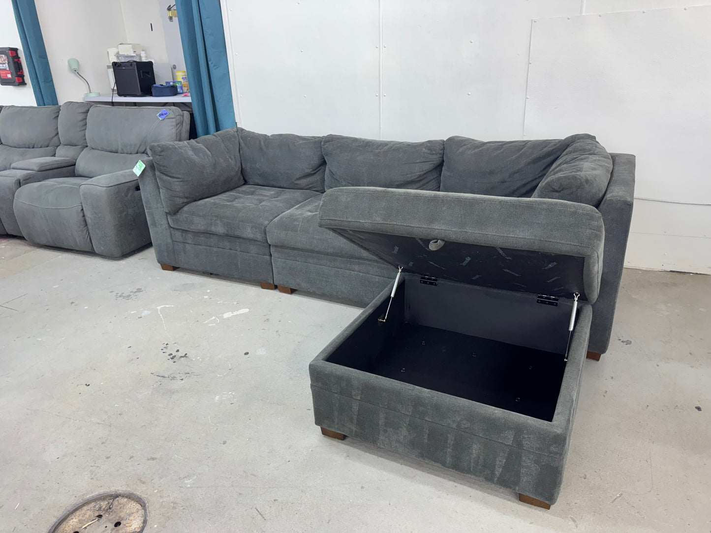 Thomasville Tisdale 4-Piece Modular Sofa with Storage Ottoman
