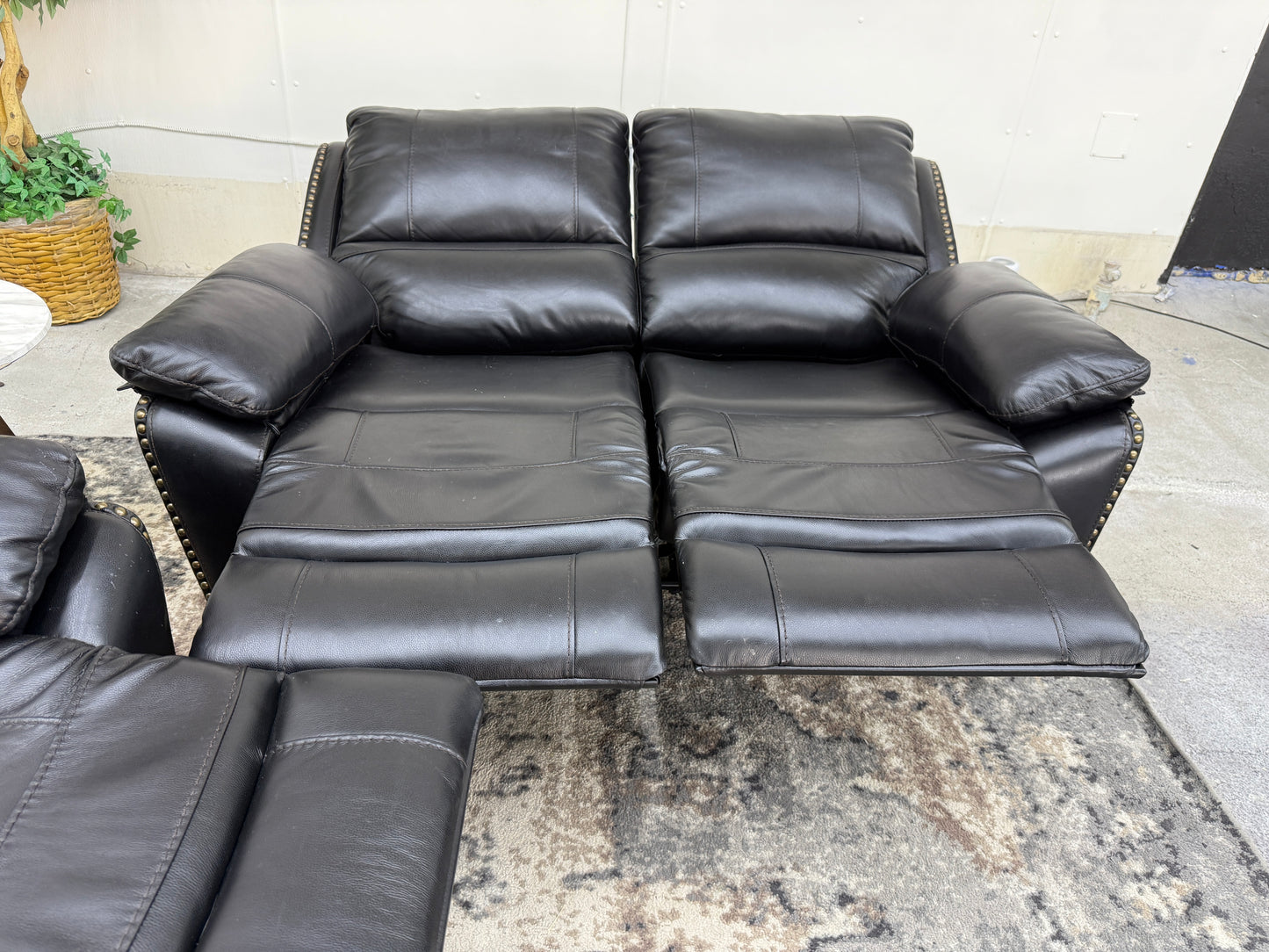 Reclining Sofa Set – Gorgeous LIKE NEW Abbyson Black Leather Couch & Loveseat