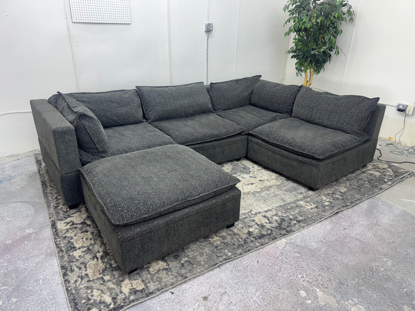 LIKE NEW Modular 5-Piece Albany Park Kova Sectional