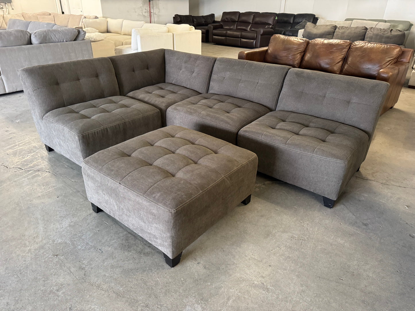 Like New Gray 5-Piece Modular Sectional w/ Ottoman